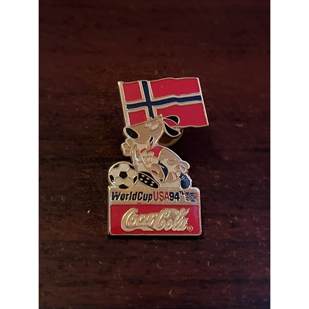 1994 USA World Cup Coca-Cola Stryker Dog Mascot Norway Flag Lapel Hat Pin
